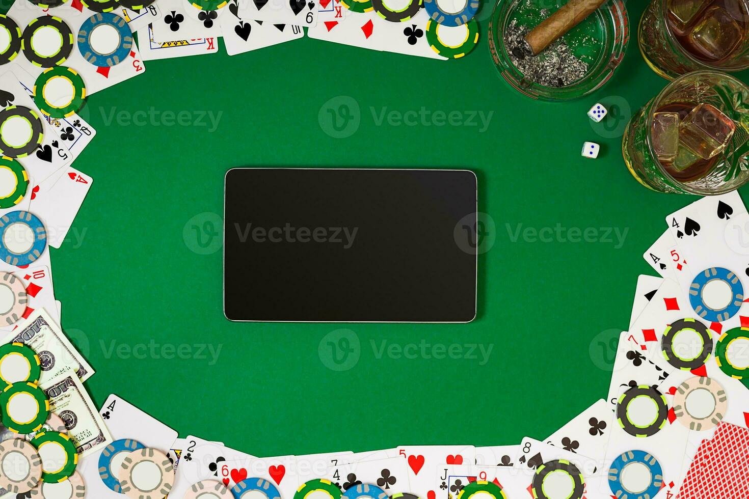 en línea póker juego con papas fritas y tarjetas foto