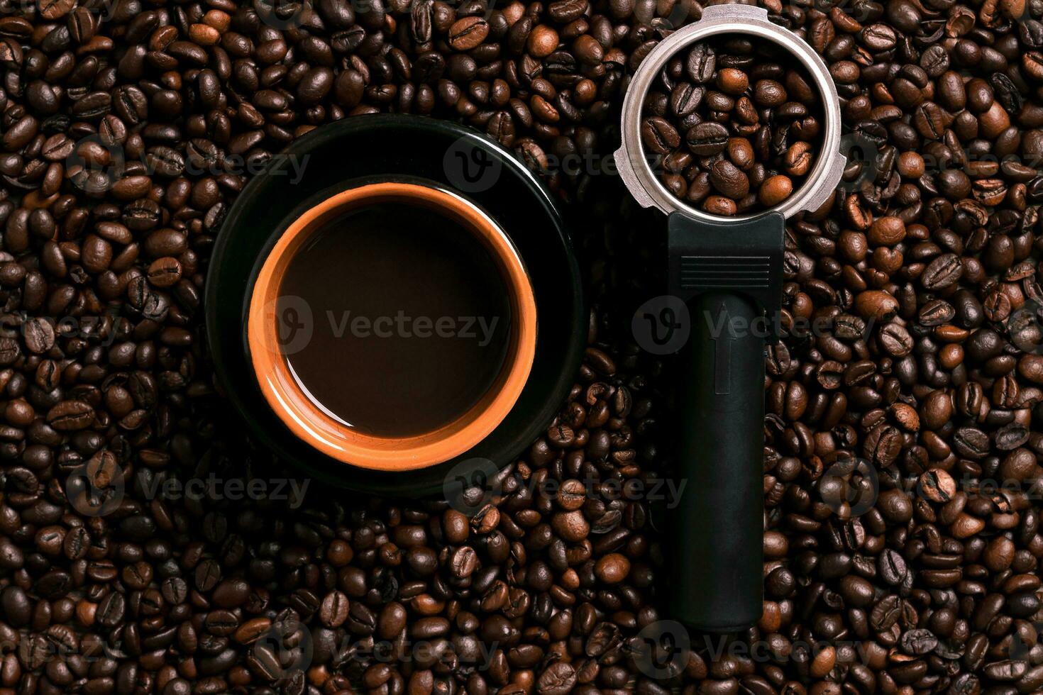 un taza de negro café con café frijol como antecedentes foto