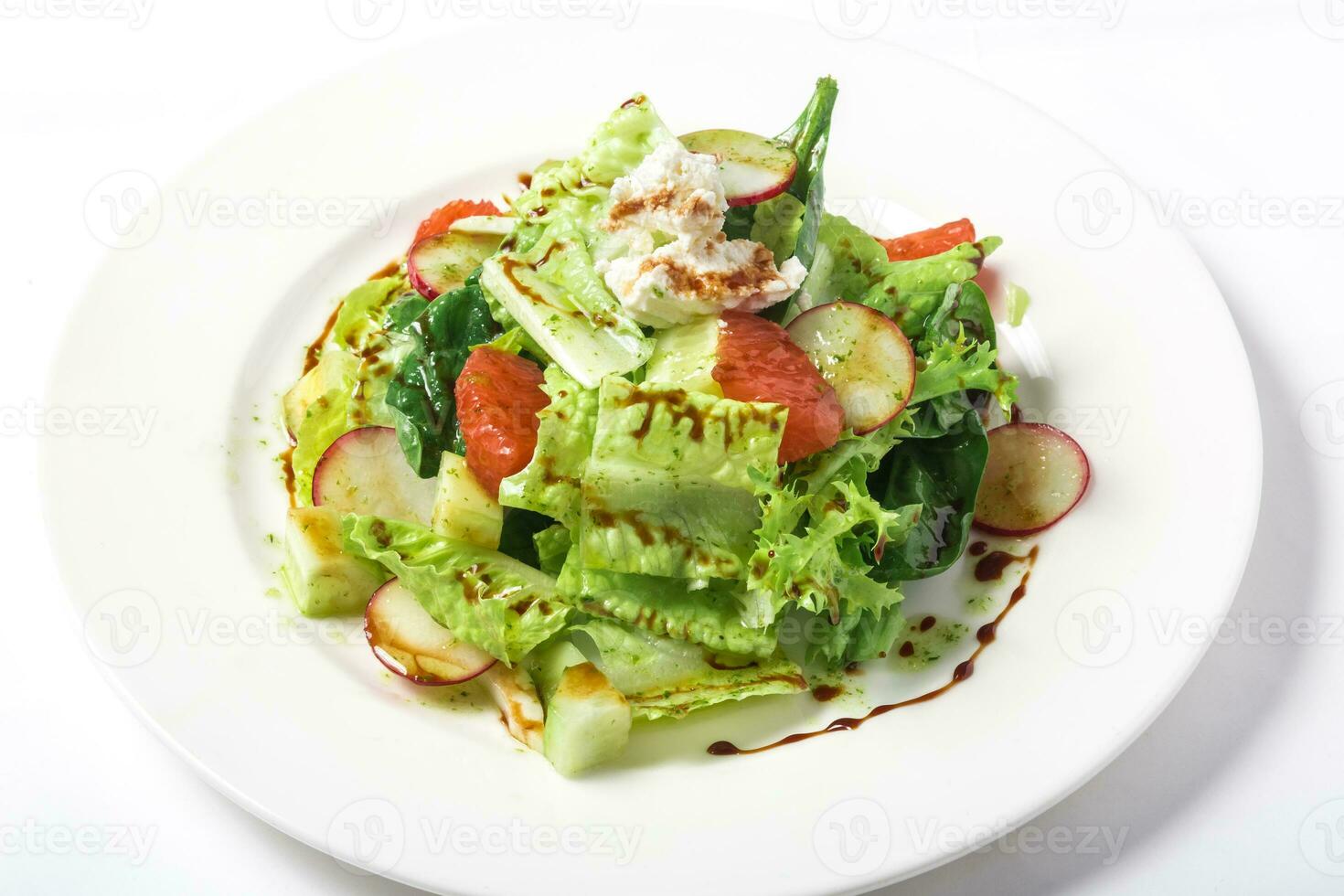 Fresco ensalada con lechuga, rábanos, pomelo, queso y agrios vendaje foto