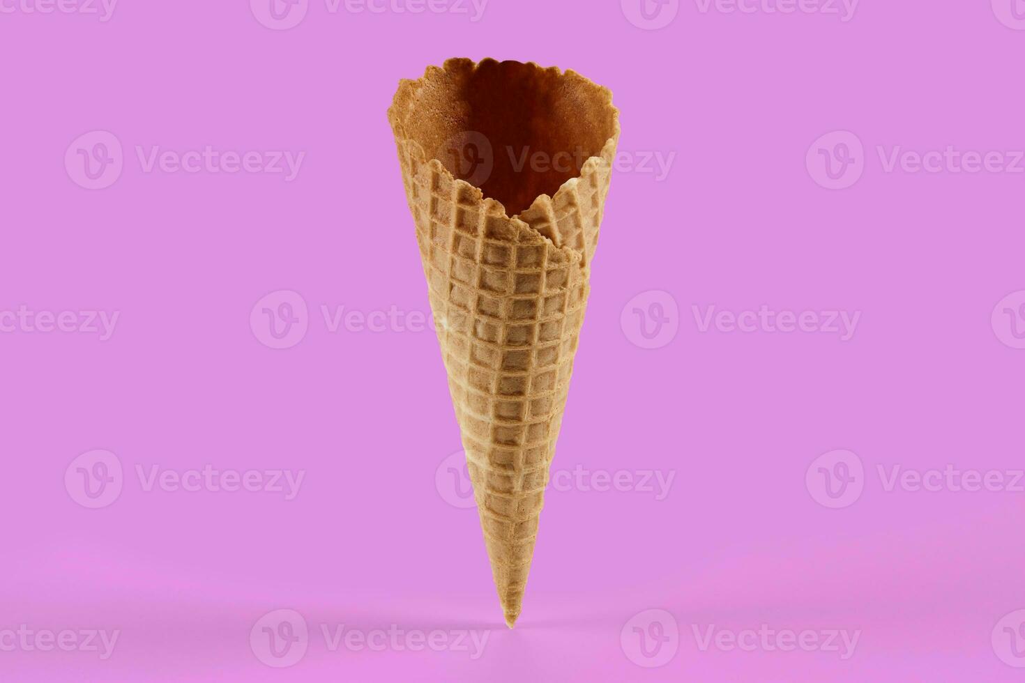 vacío, dulce oblea cono para hielo crema en contra rosado antecedentes. concepto de alimento, golosinas Bosquejo, modelo para tu publicidad y diseño. cerca arriba foto