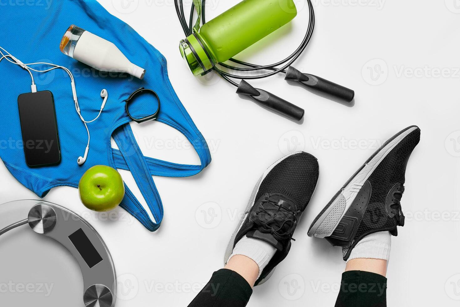 deporte mujer sentado y descansando después rutina de ejercicio o ejercicio en aptitud gimnasio con proteína sacudir o Bebiendo agua en piso. relajarse concepto. plano laico foto