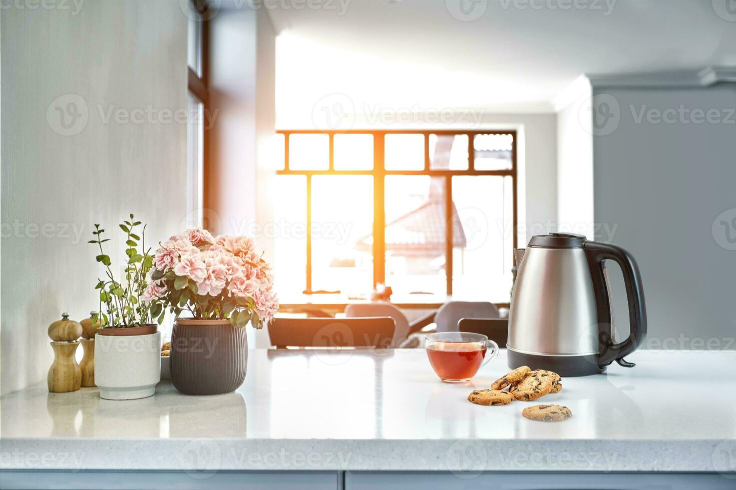 desayuno escena a soleado Mañana. transparente negro té jarra con galleta en cocina mesa foto