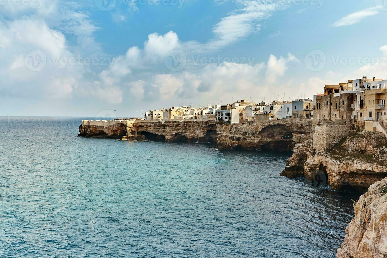 hermosa paisaje de polignano un yegua, pueblo en el provincia de barí, puglia. foto