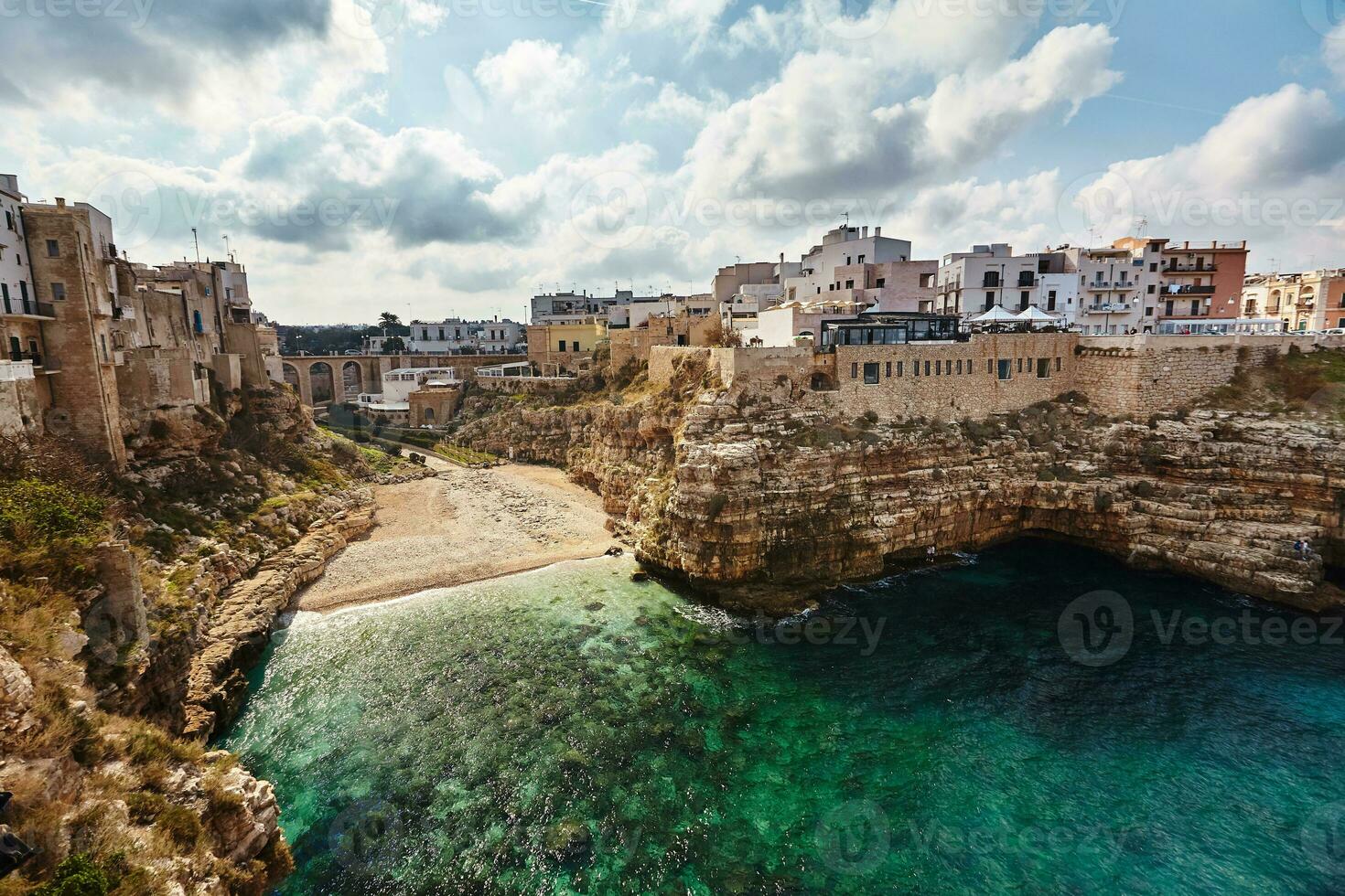 hermosa paisaje de polignano un yegua, pueblo en el provincia de barí, puglia. foto