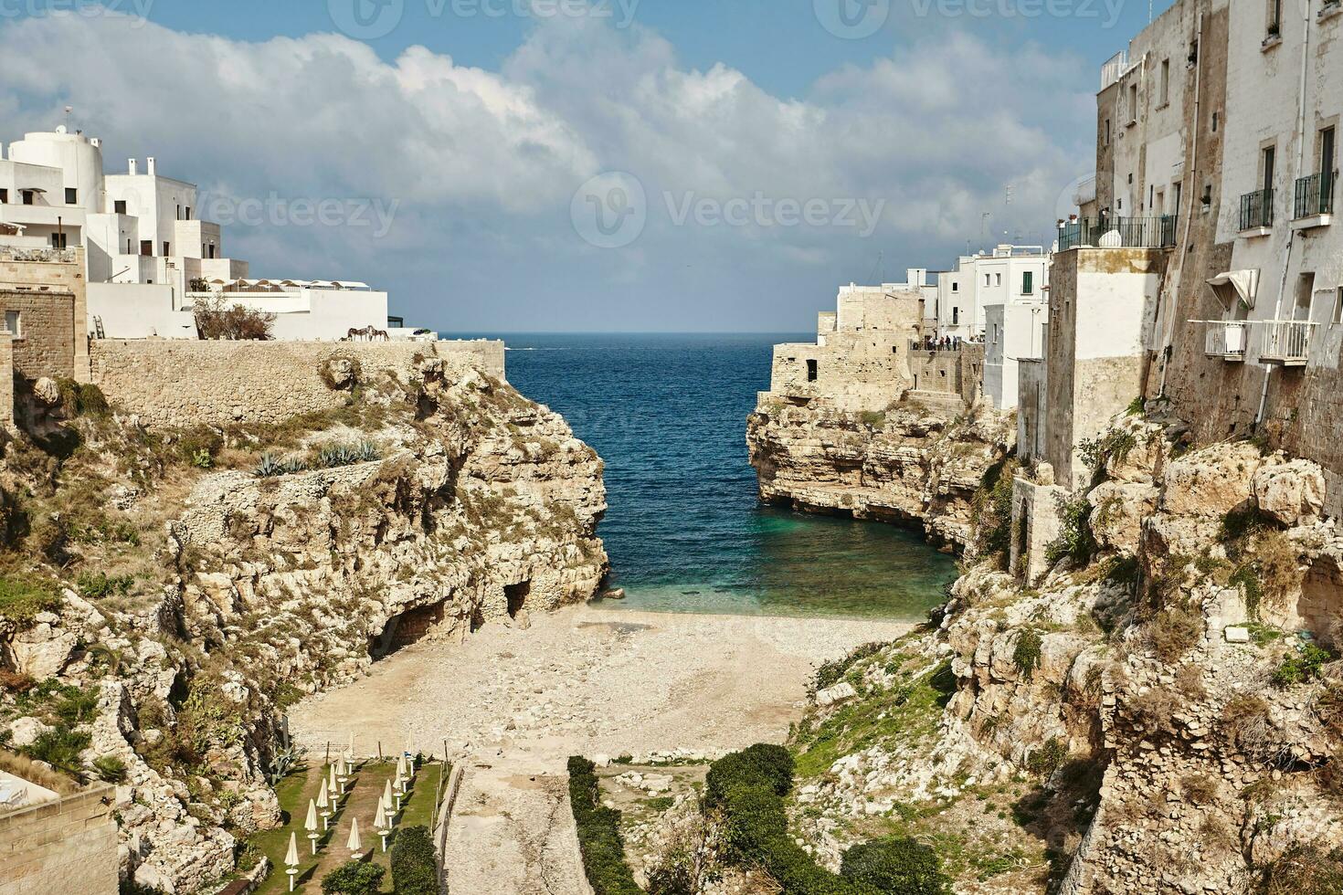 hermosa paisaje de polignano un yegua, pueblo en el provincia de barí, puglia. foto