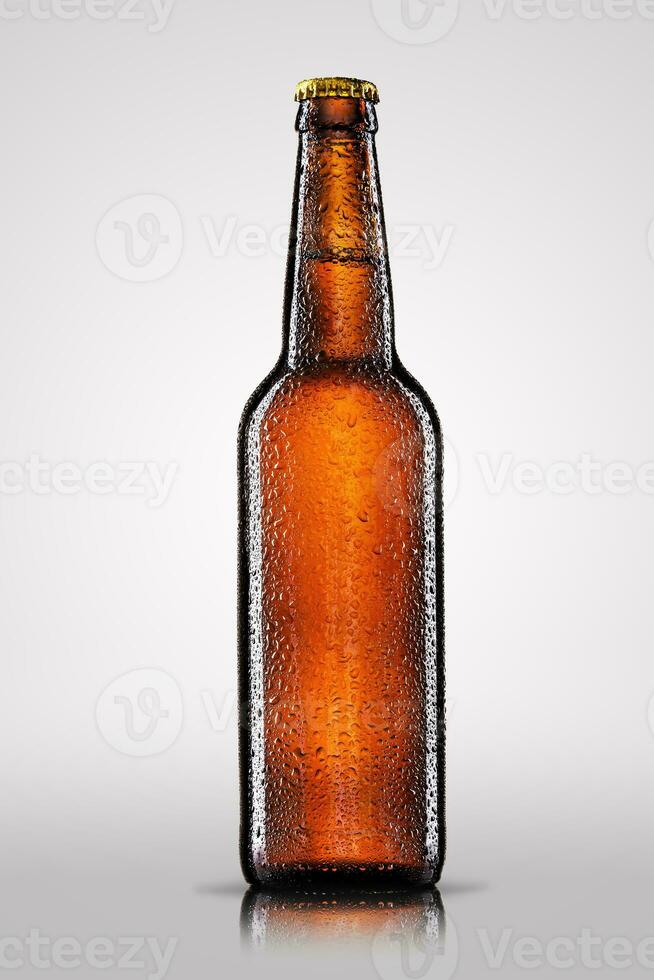 botella de cerveza con gotas en gris antecedentes. foto