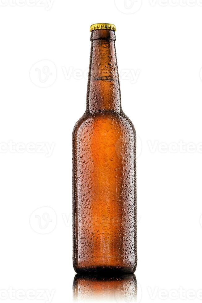 botella de cerveza con gotas en blanco antecedentes. foto