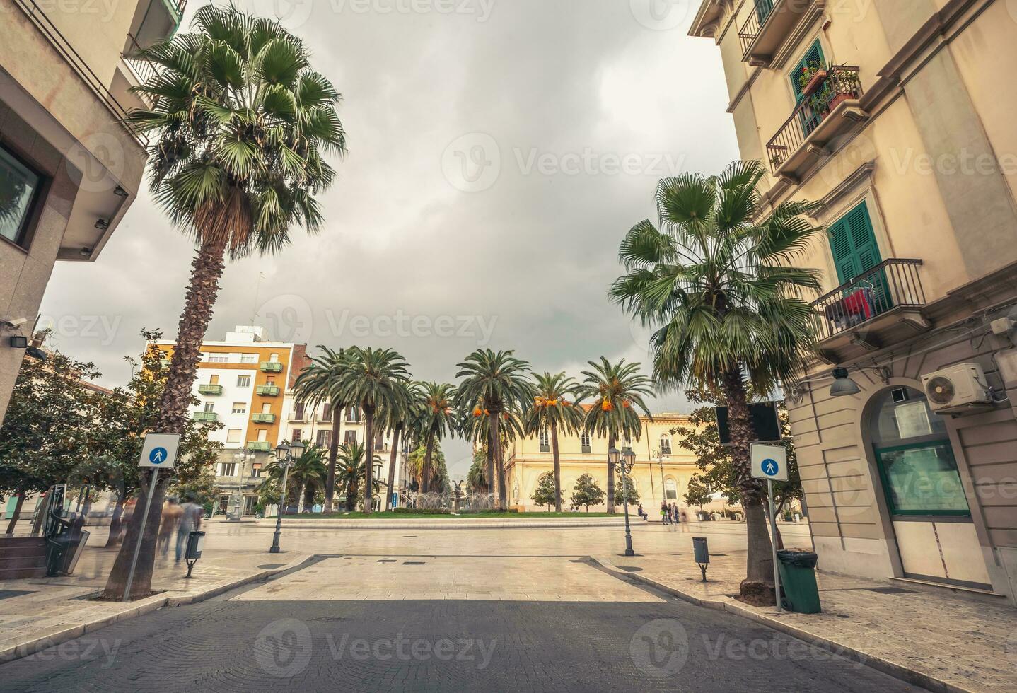 vacío calles de un hermosa lado de la ciudad de taranto con un asombroso arquitectura. foto