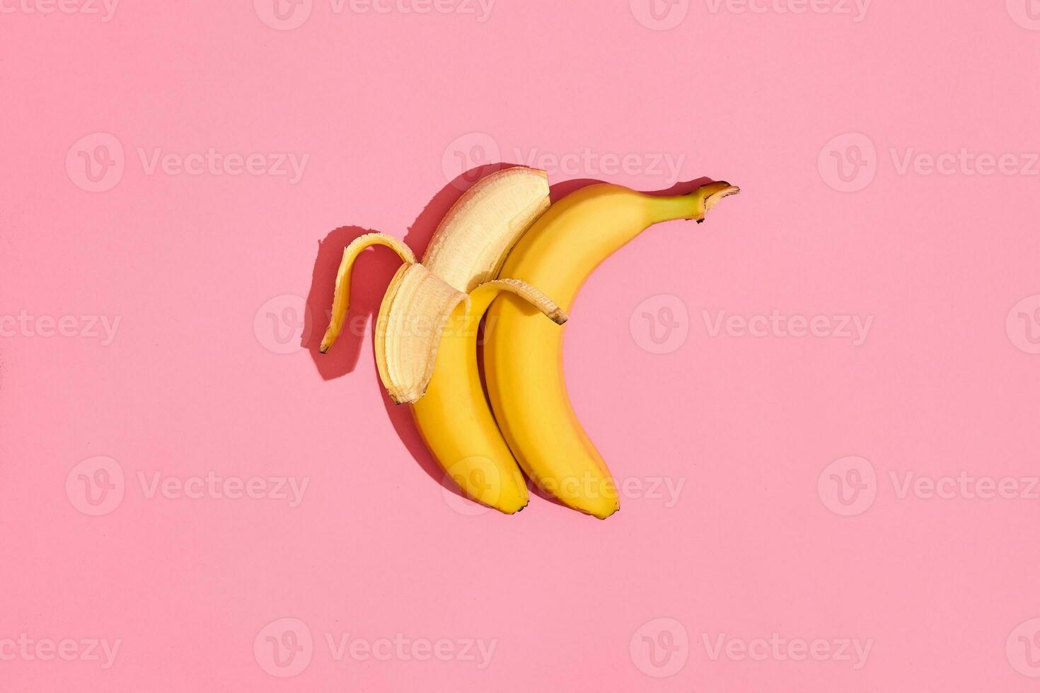dos plátano Fresco Fruta en rosado antecedentes foto