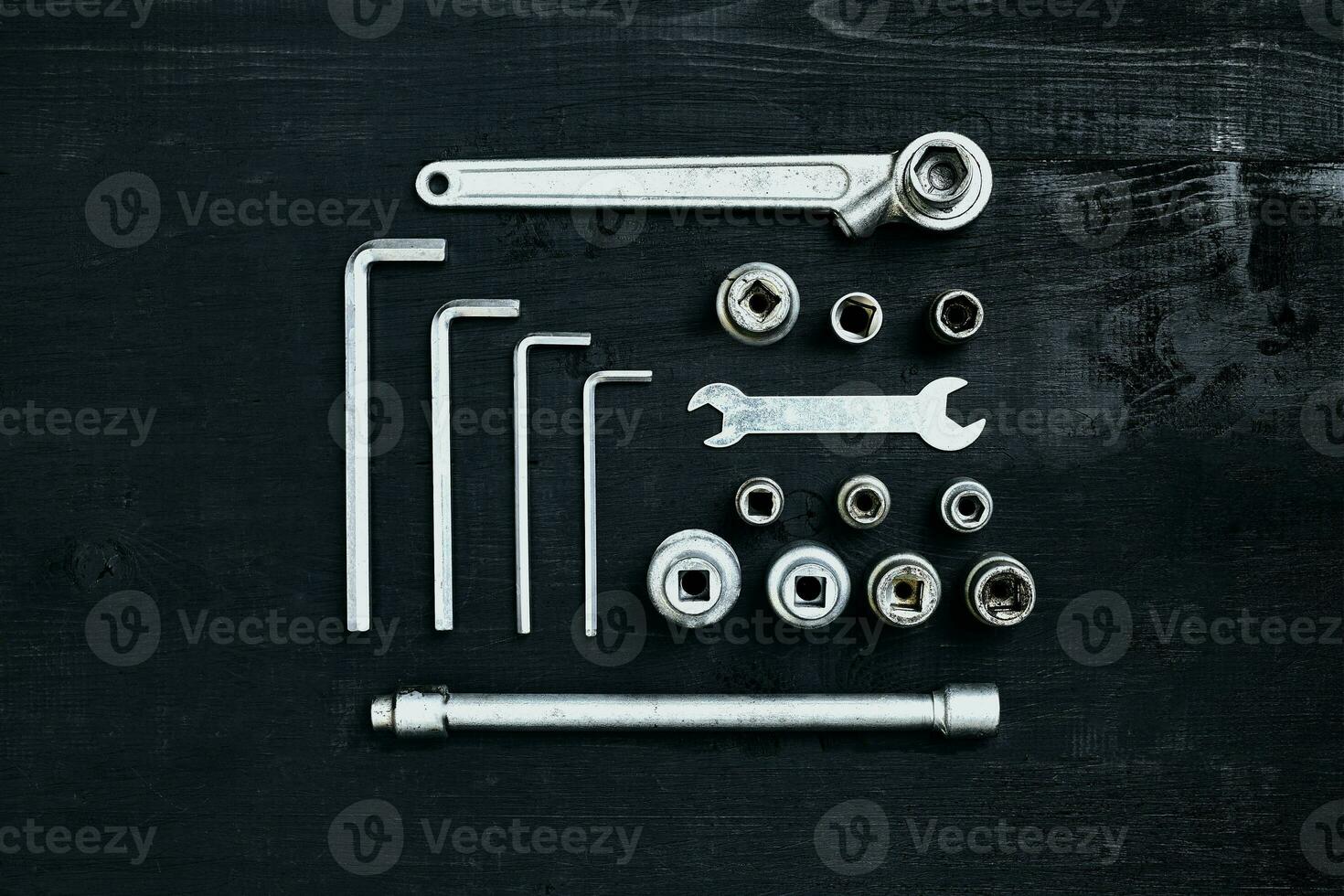 herramientas para trabajo o reparar auto en negro de madera antecedentes. parte superior ver foto