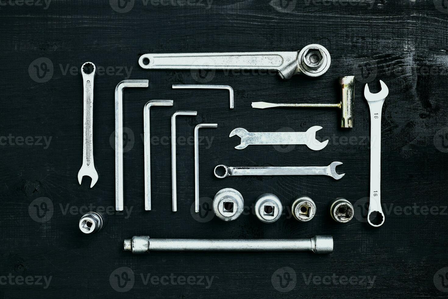 llave inglesa conjunto de alicates enchufe llave y destornillador herramientas en negro de madera antecedentes foto