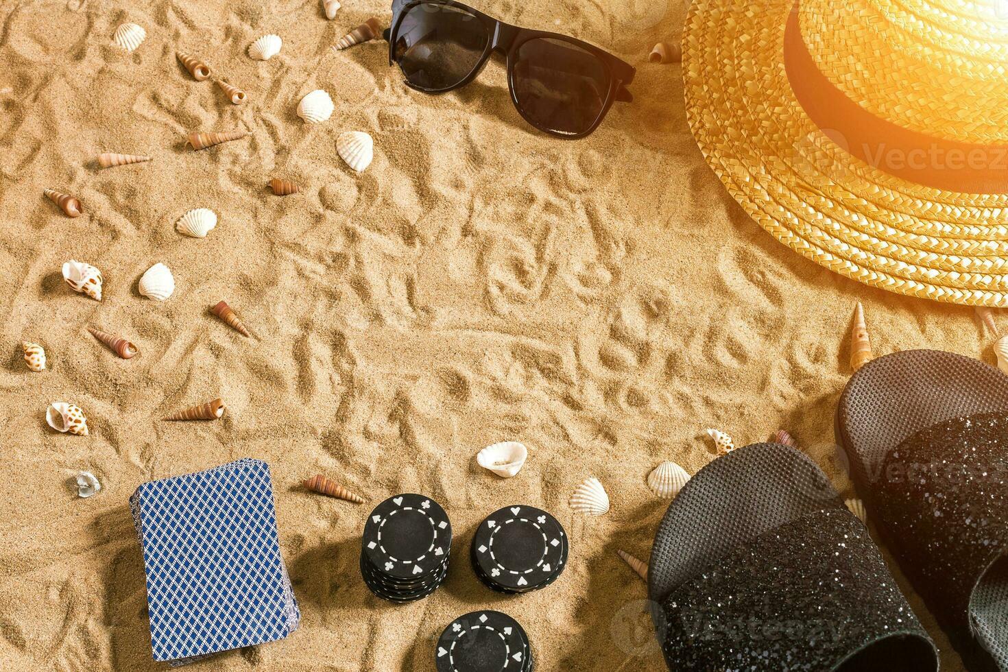 poker de playa. papas fritas y tarjetas en el arena. alrededor el conchas marinas, Gafas de sol y dar la vuelta fracasos parte superior ver foto
