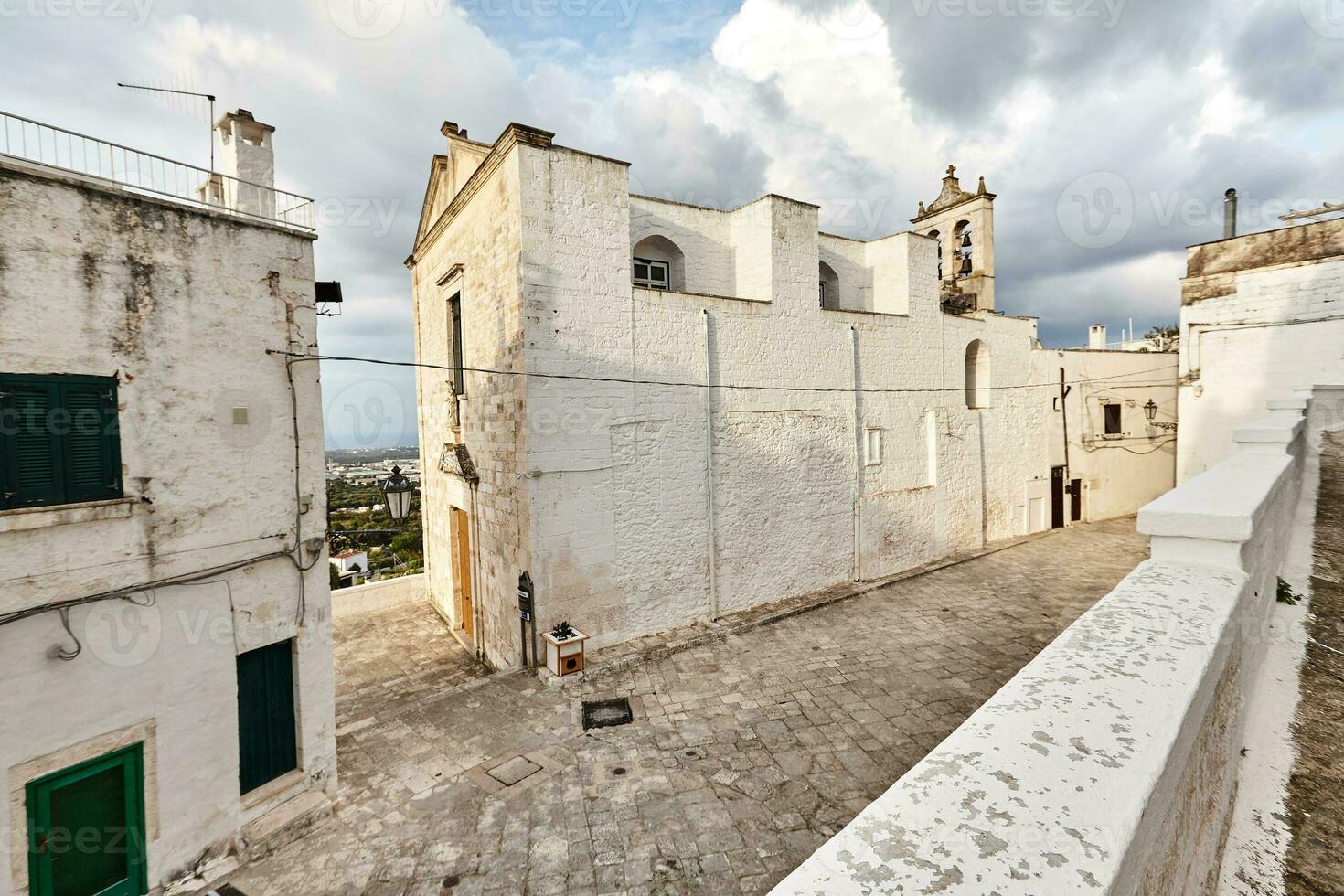 maravilloso arquitectura de el antiguo pueblo ostuni, barí, Italia. foto