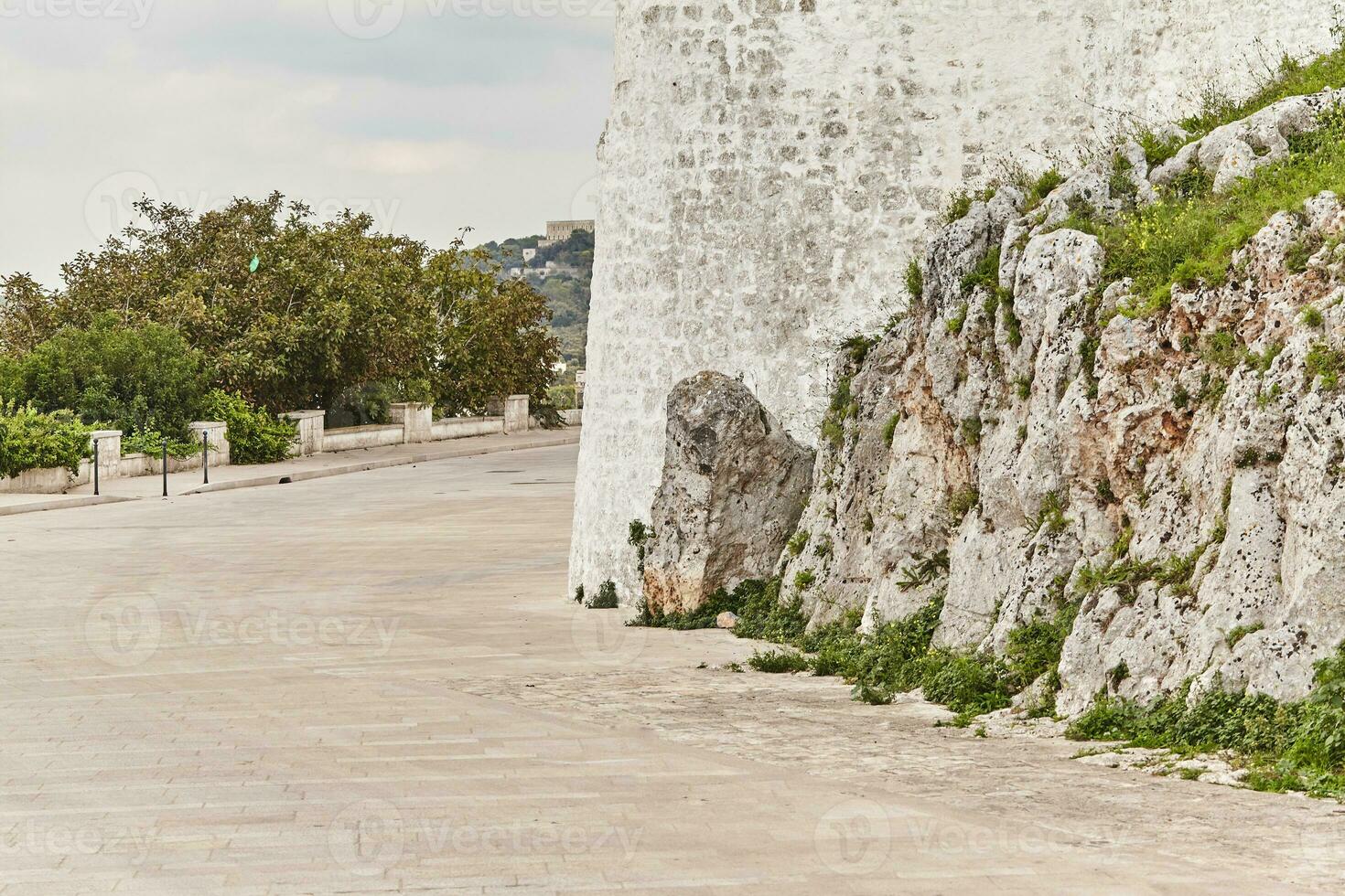 maravilloso arquitectura de el antiguo pueblo ostuni, barí, Italia. foto