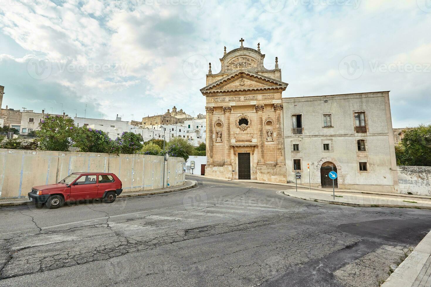 maravilloso arquitectura de el antiguo pueblo ostuni, barí, Italia. foto