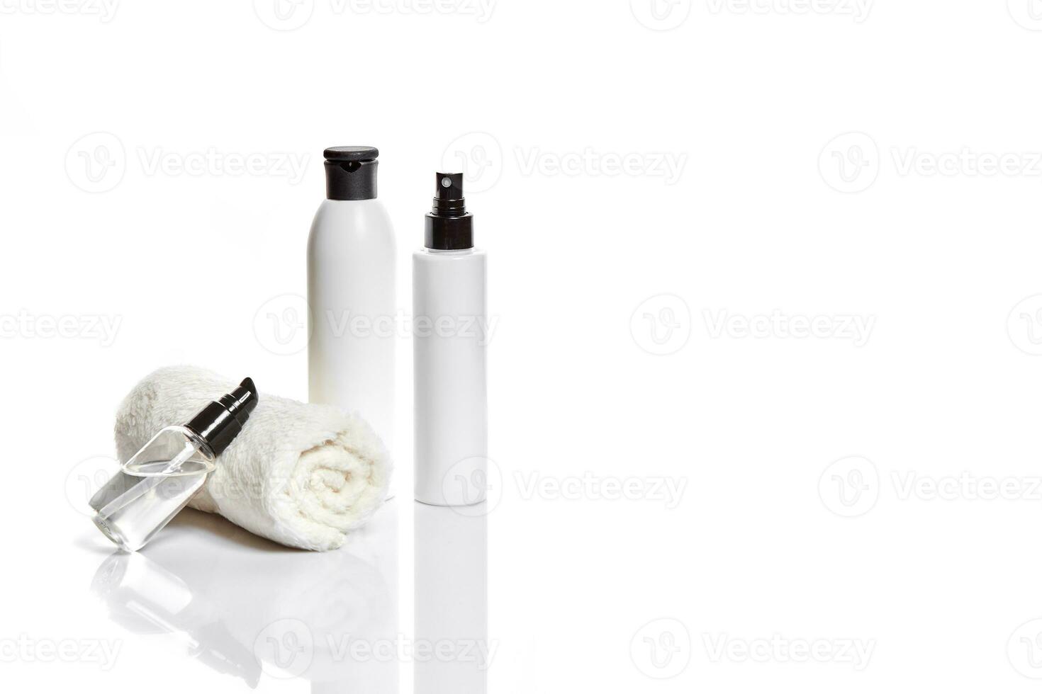 conjunto de cosmético productos en blanco contenedores en ligero antecedentes. foto