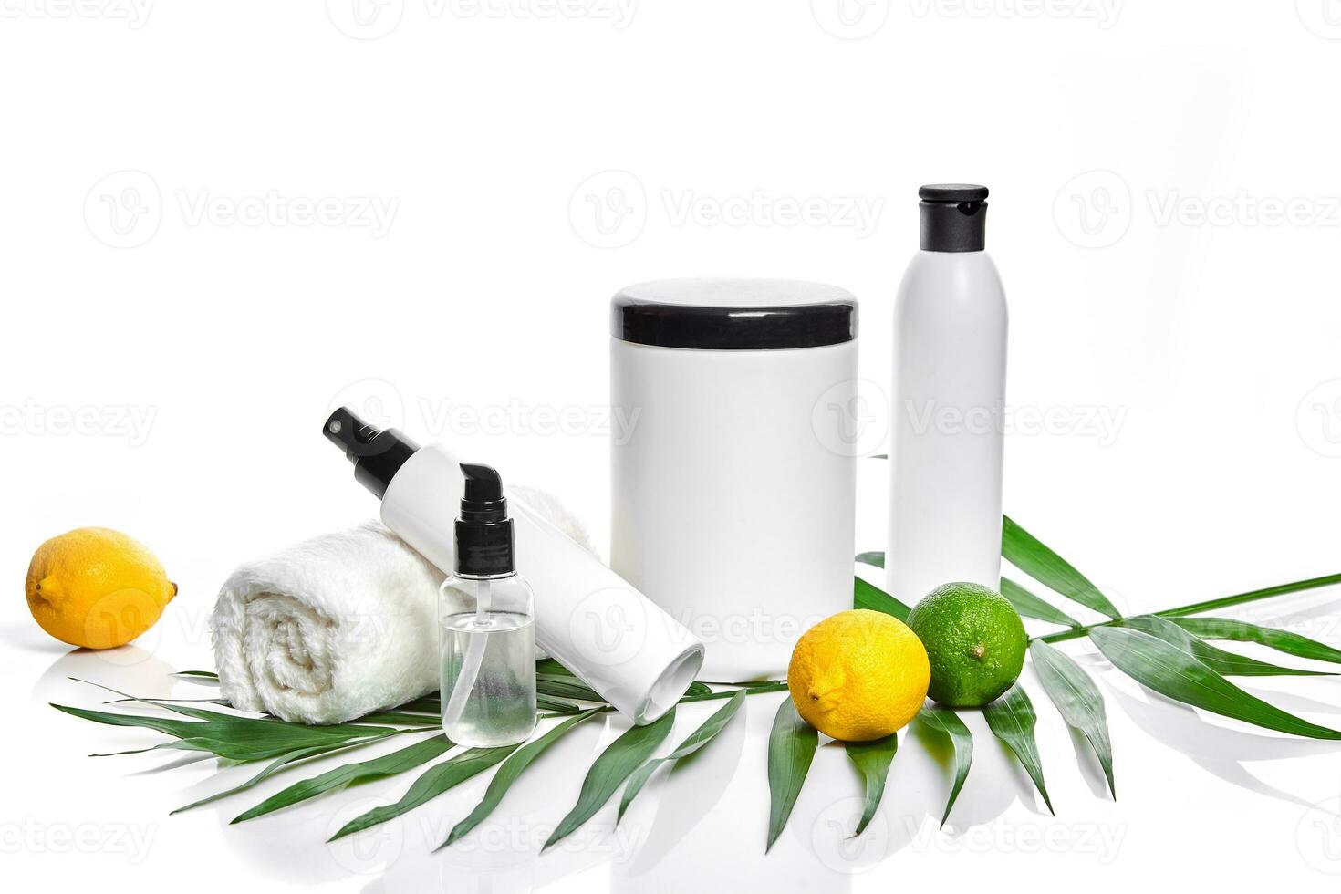 blanco botellas y dos todo limón y Lima aislado en blanco antecedentes. el concepto para publicidad productos cosméticos foto