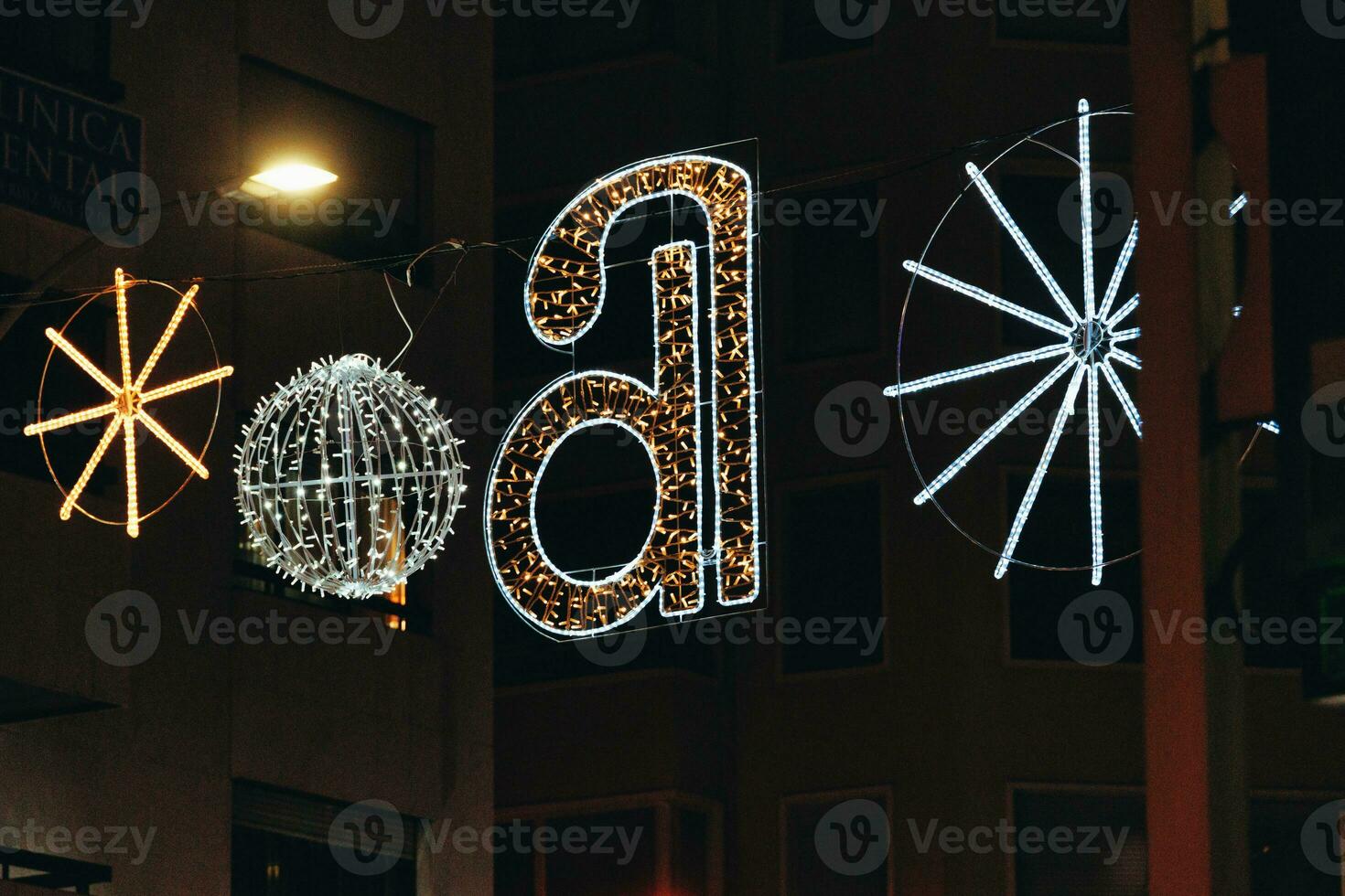 Navidad decoraciones en el calles de alicante, España a noche foto