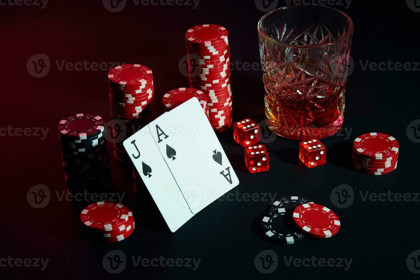 tarjetas de póker jugador. en el mesa son papas fritas y un vaso de cóctel con whisky. tarjetas - as y Jack foto