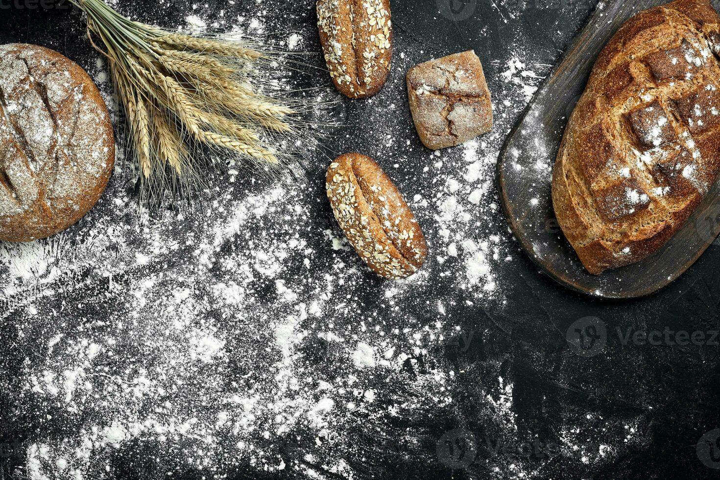 diferente un pan con harina y espiguillas de trigo negro antecedentes foto