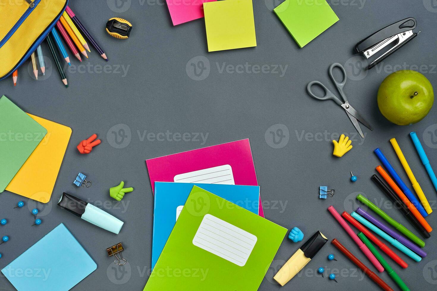 plano laico foto de espacio de trabajo escritorio con colegio accesorios o oficina suministros en gris antecedentes.