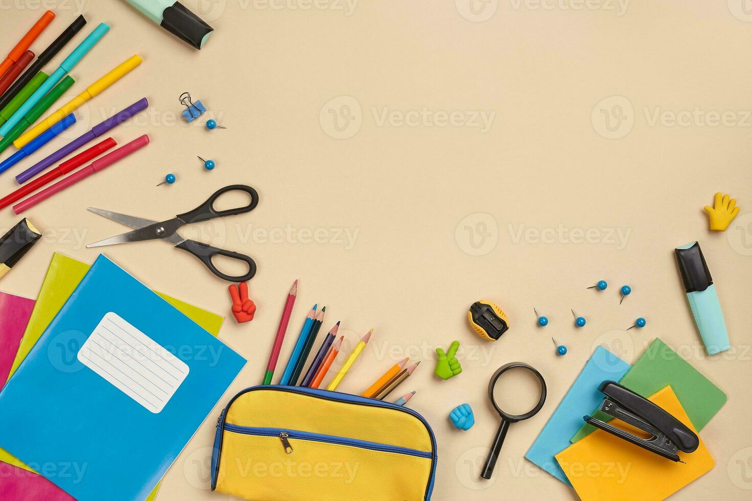 plano laico foto de espacio de trabajo escritorio con colegio accesorios o oficina suministros en rosado antecedentes.