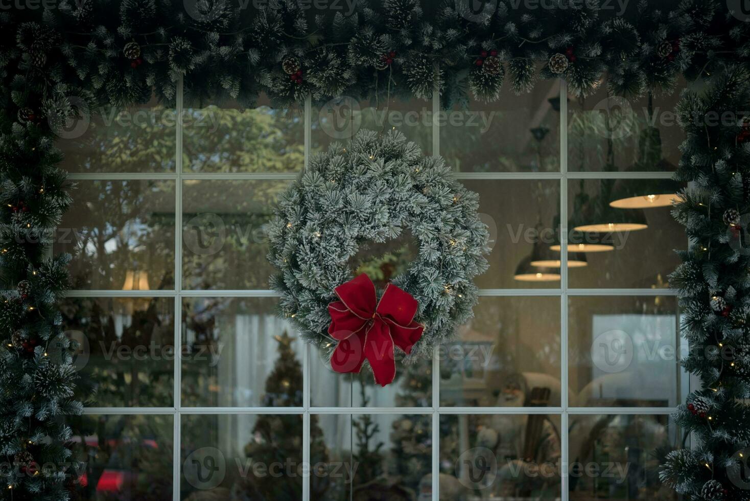 festivo Navidad decoraciones frente puerta y ventana foto