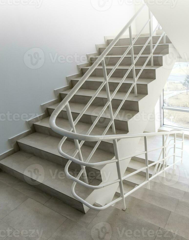 escalera - salida de emergencia en hotel, escalera de primer plano, escaleras interiores, escaleras interiores hotel, escalera en casa moderna, escalera en edificio moderno foto