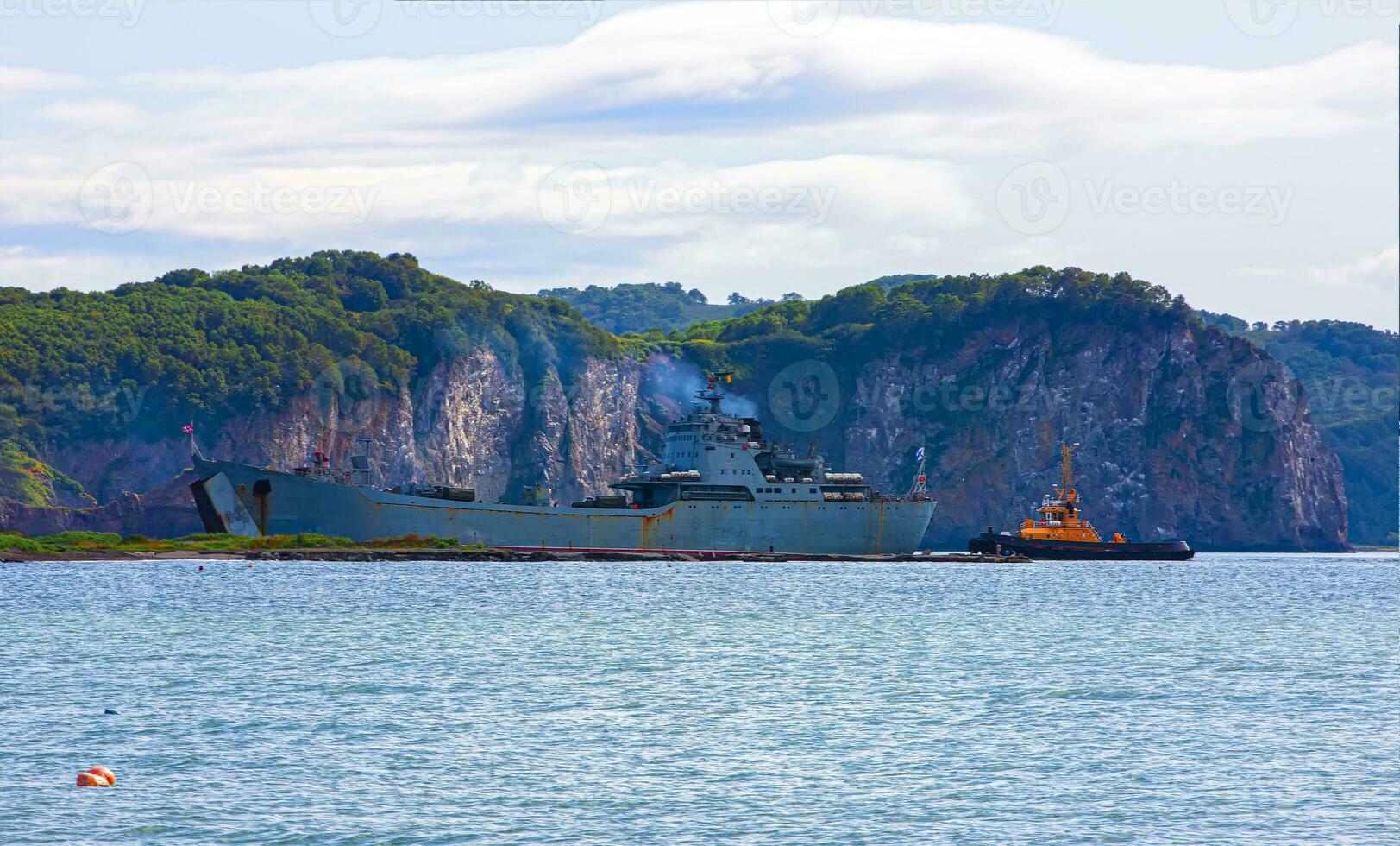 militar transporte Embarcacion cerca el apuntalar de el Kamchatka península foto