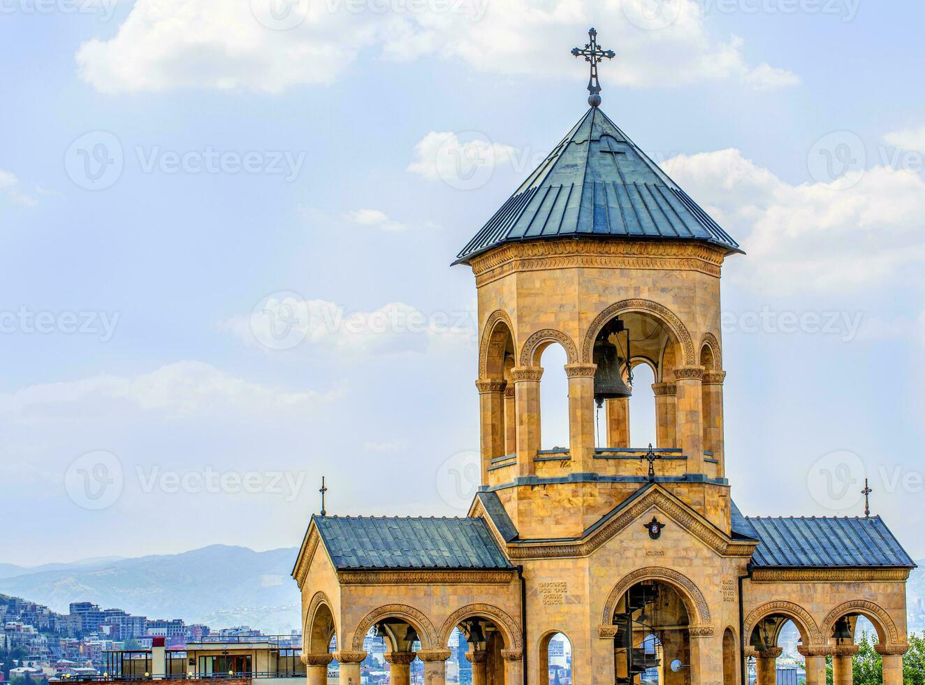 campana torre de santo trinidad catedral de tbilisi comúnmente conocido como sameba en Georgia foto