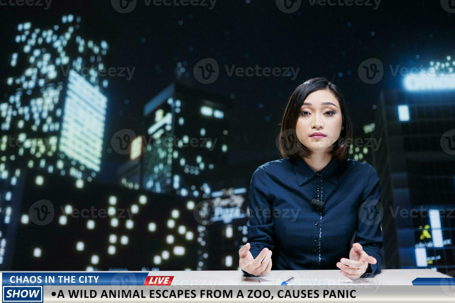 locutor de telediario advierte personas de salvaje animal cuales escapado desde local zoo, aterrador población y causando pánico en el ciudad. asiático mujer yendo En Vivo en noche espectáculo, fauna silvestre escapar. foto