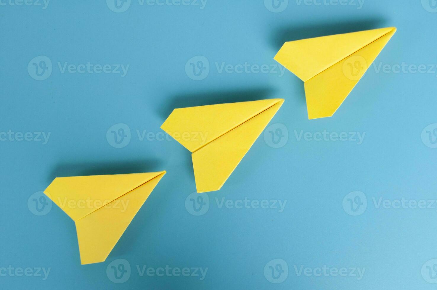 parte superior ver de amarillo papel aviones con espacio para texto foto
