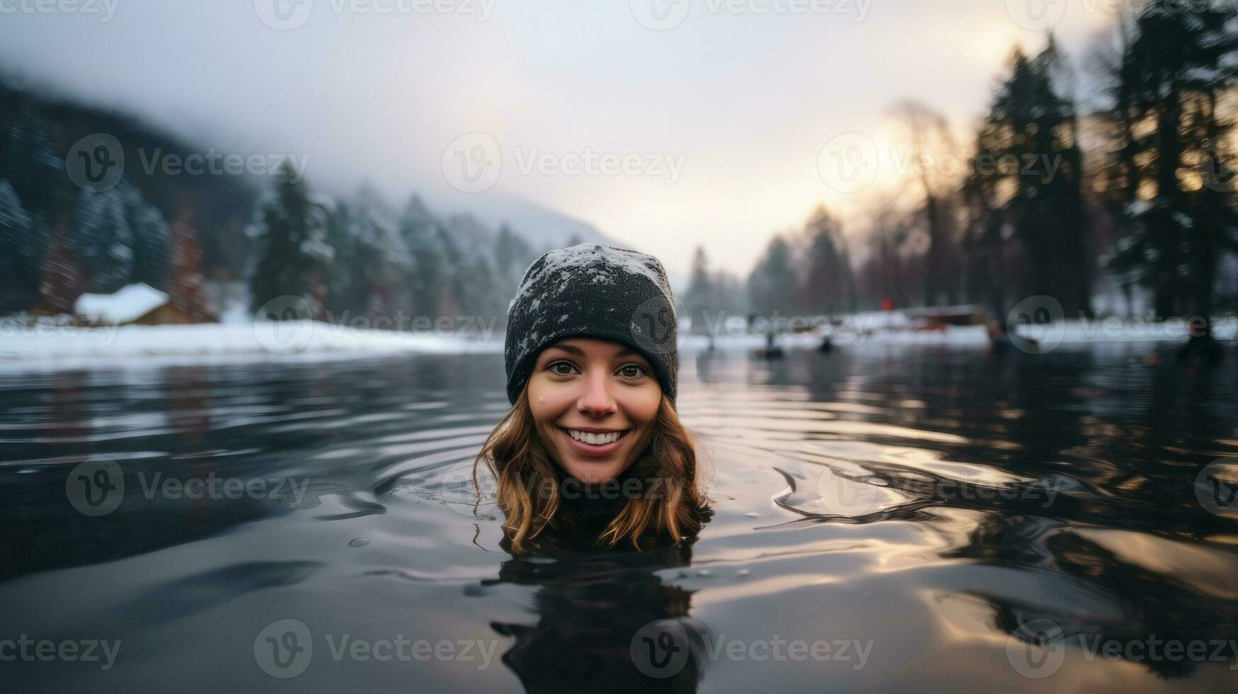 retrato de un hermosa niña en un negro sombrero nadando en congelado lago. foto