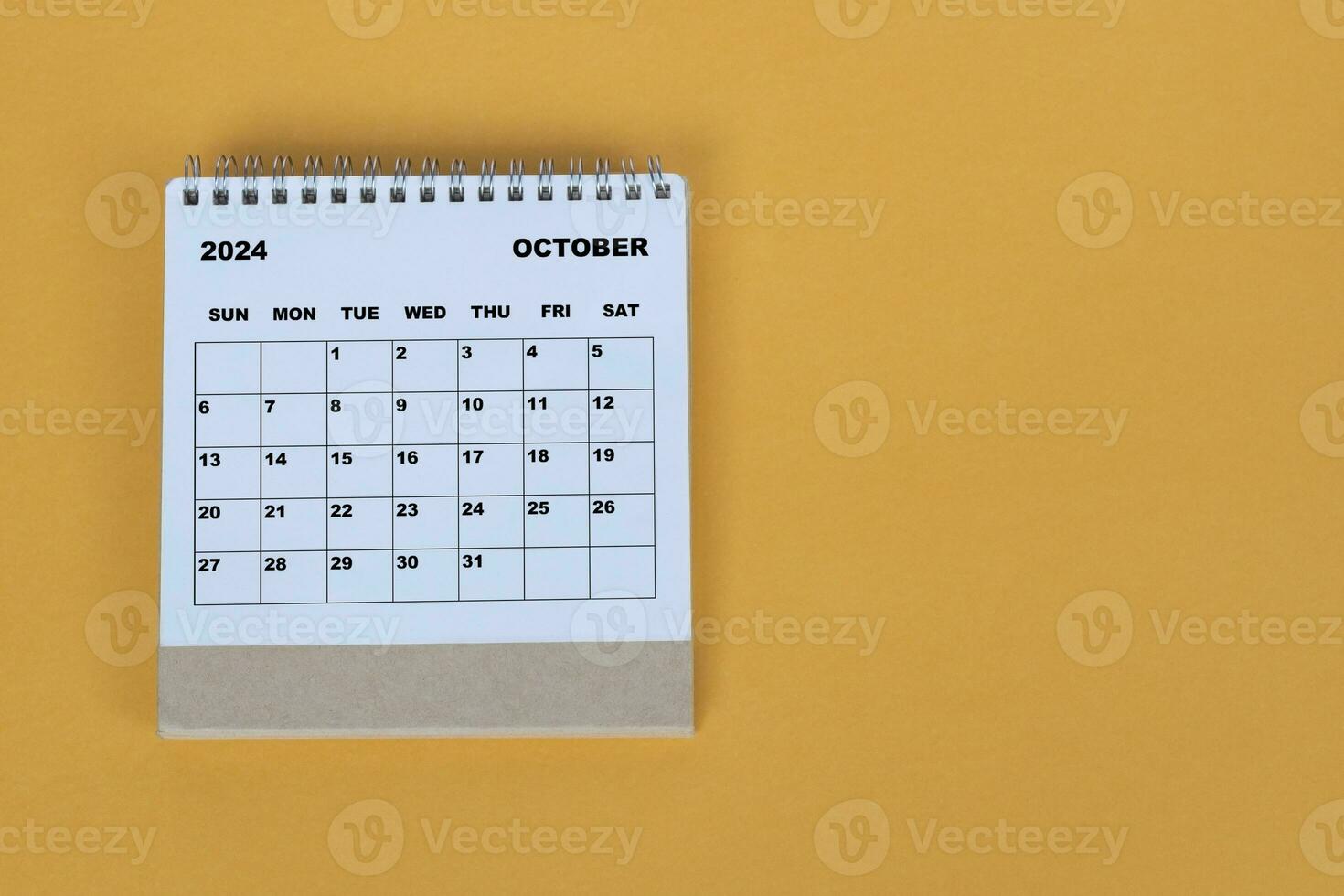 octubre 2024 escritorio calendario en amarillo antecedentes. directamente arriba. plano poner. foto