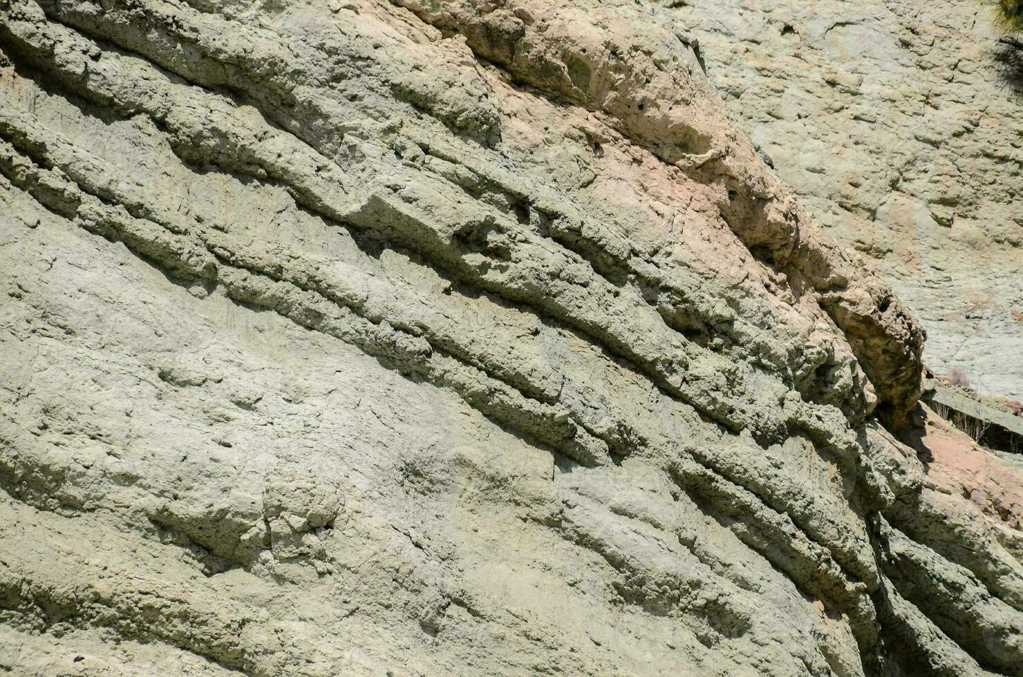 un persona es en pie en un rock en el medio de un acantilado foto