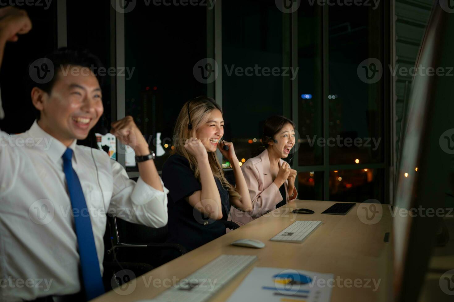 Successful asian business people celebrating success in office at night, International financial investment company concept photo