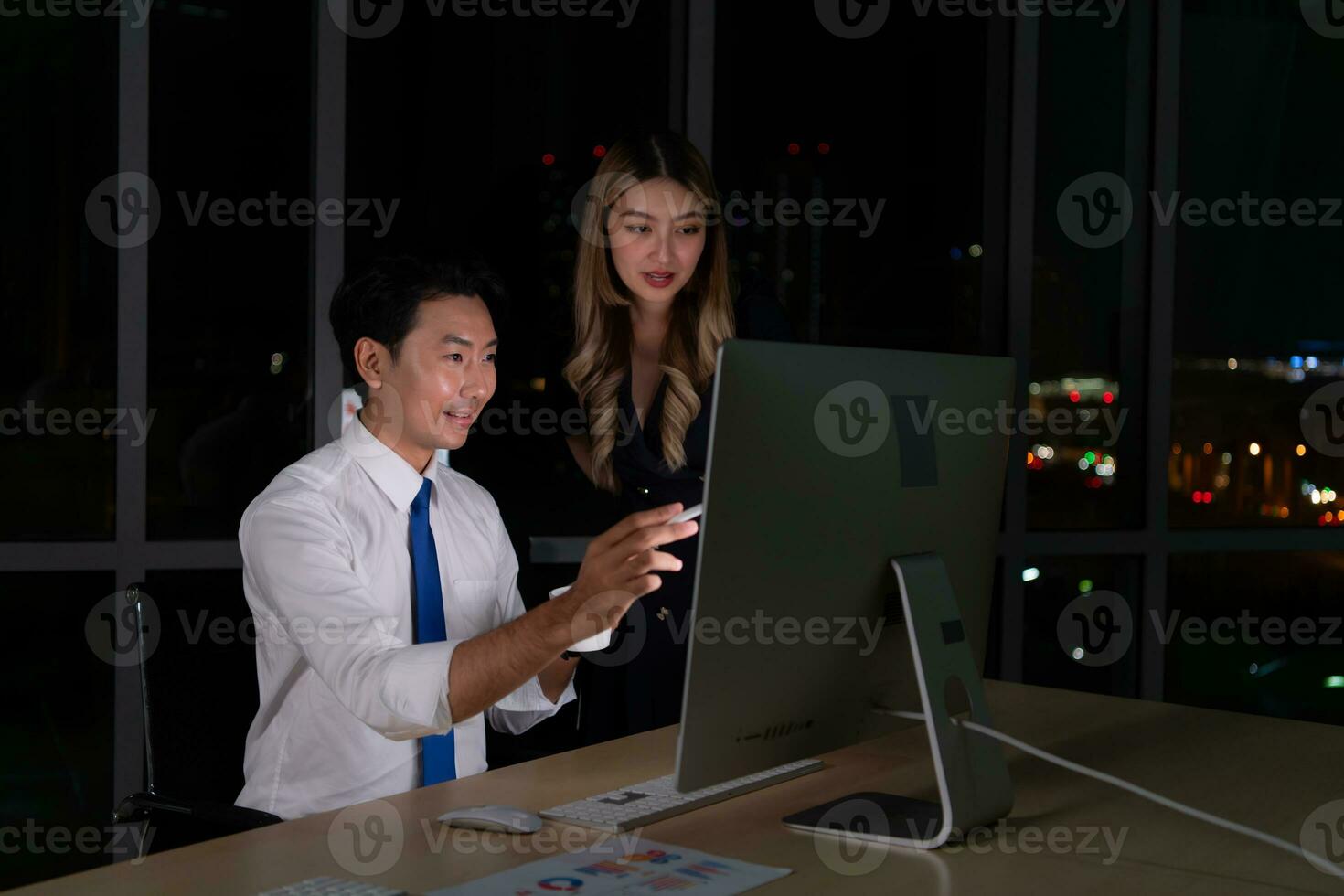 ambos de joven asiático corredor internacional valores comerciantes trabajando juntos en escritorio a noche oficina, internacional financiero inversión empresa concepto foto