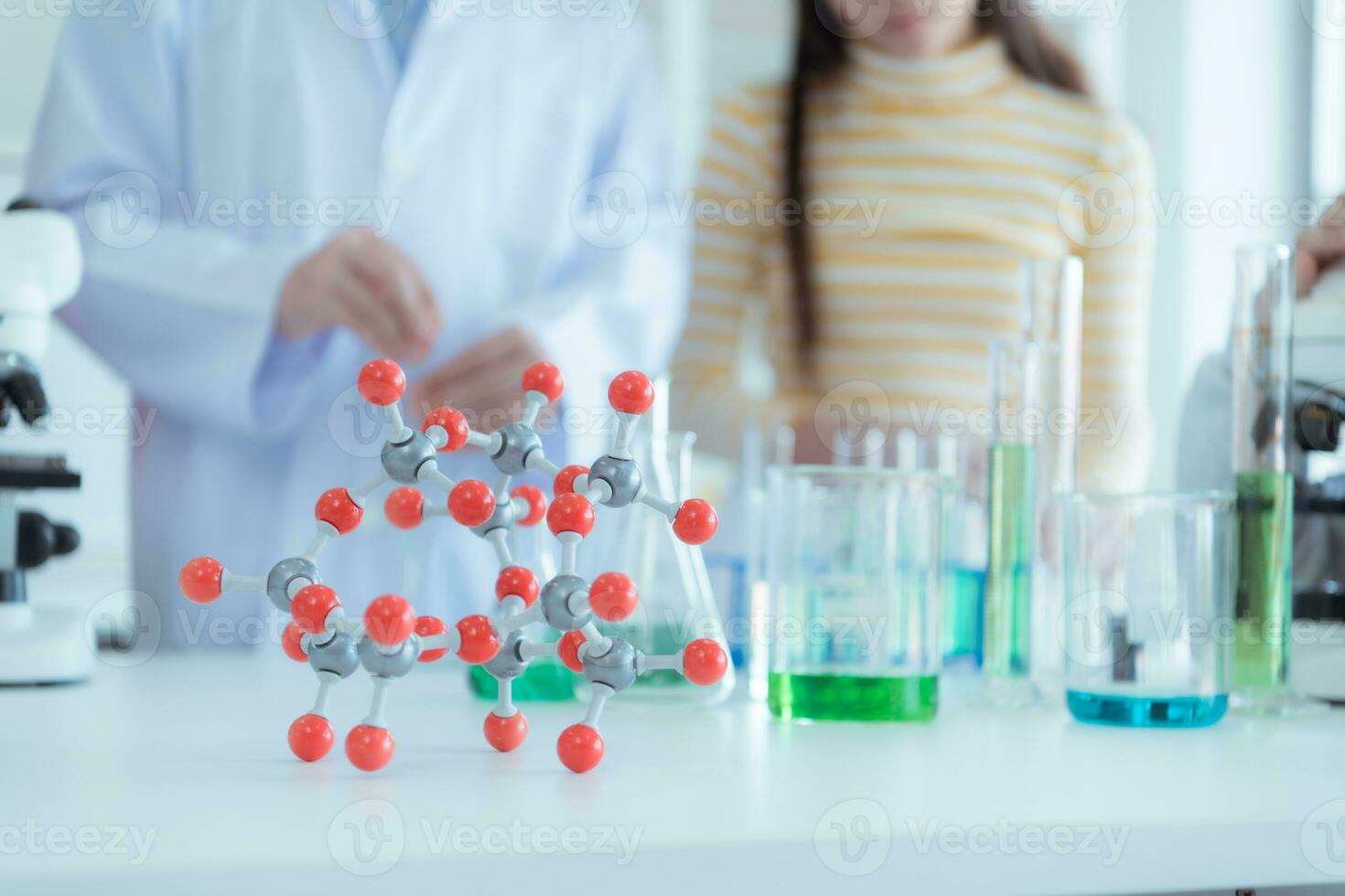 en el Ciencias aula, un asiático niño científico experimentando con científico fórmulas con productos quimicos foto
