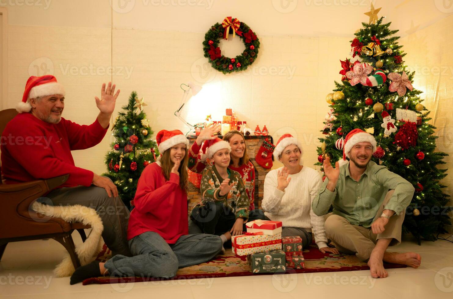 alegre Navidad y contento Días festivos alegre familia celebrando Navidad a hogar. foto