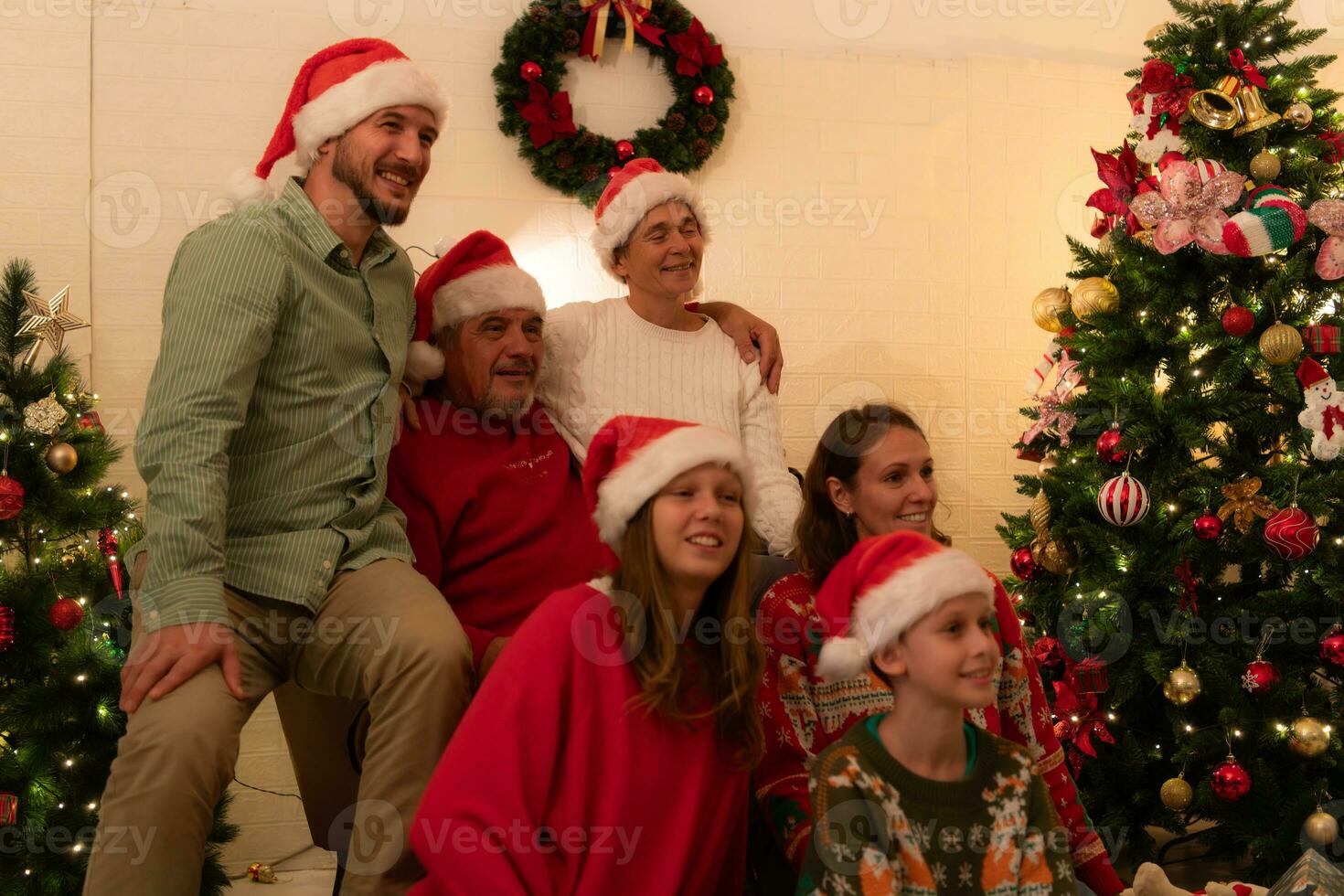 alegre Navidad y contento Días festivos alegre familia celebrando Navidad a hogar. foto