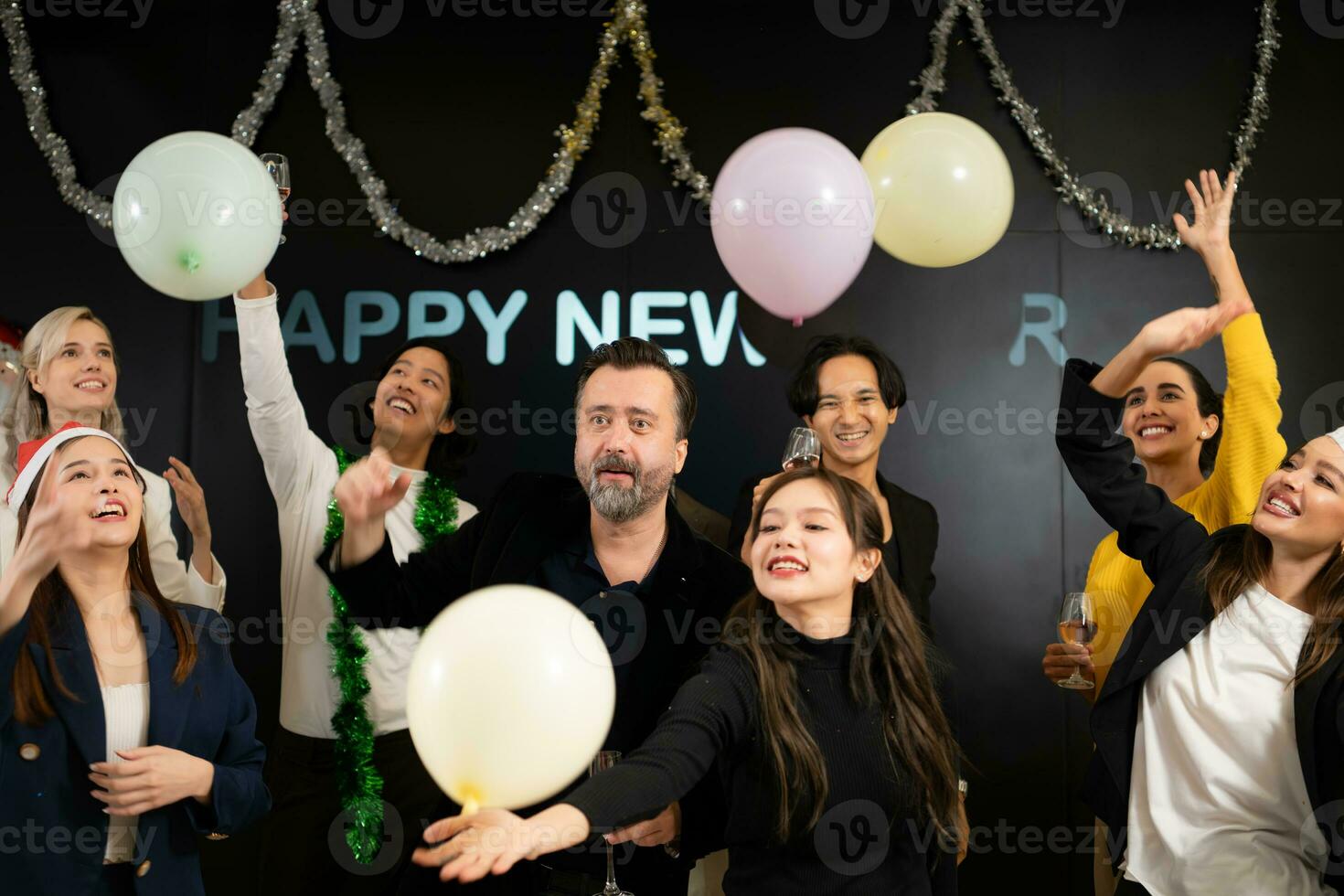 grupo de amigos celebrando nuevo año y teniendo divertido a corporativo fiesta. foto