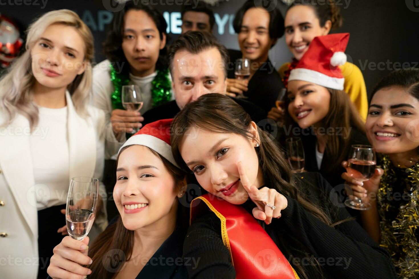 un grupo de joven personas tomar selfies con su teléfono inteligente a un nuevo años víspera fiesta. foto