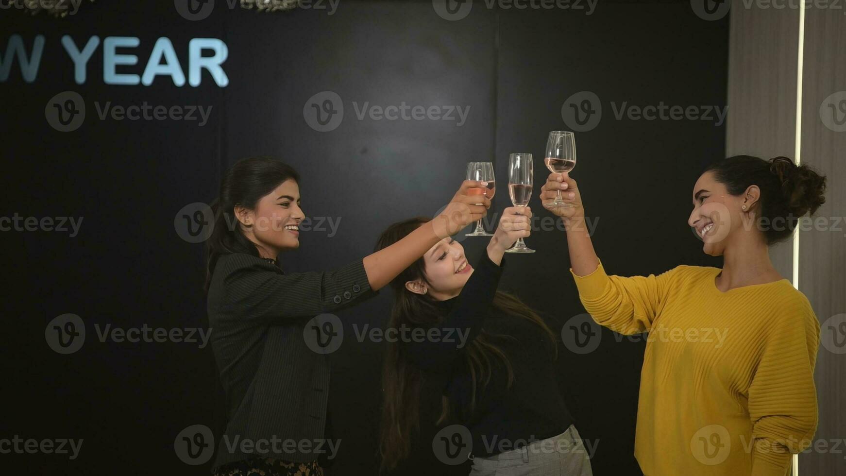 nuevo año fiesta, grupo de joven personas tintinamente lentes con champán a un nuevo años víspera fiesta. foto