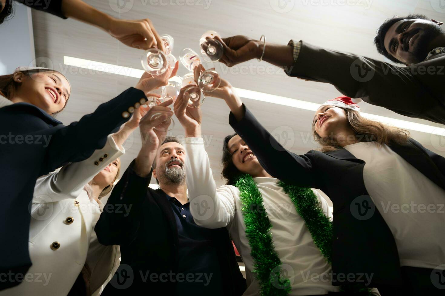 grupo de amigos tostado con champán a nuevo año fiesta en oficina foto