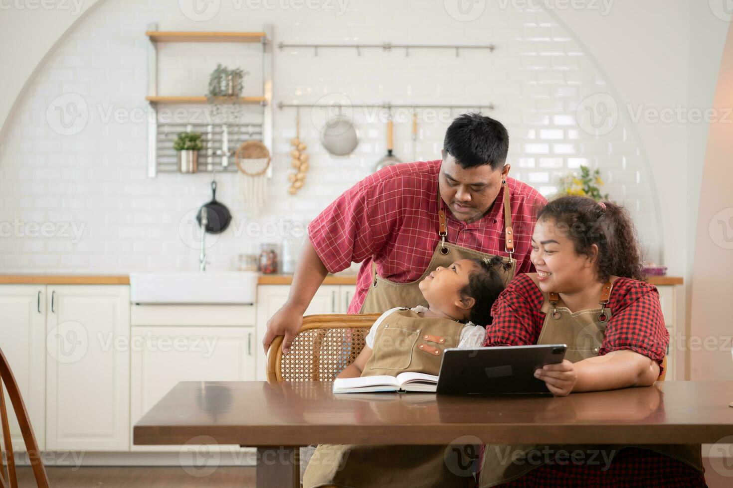 un talla extra familia con un padre vistiendo un protésico pierna, es felizmente ayudando un niño con su deberes y teniendo divertido juntos en el comida habitación de el casa antes de Cocinando juntos foto