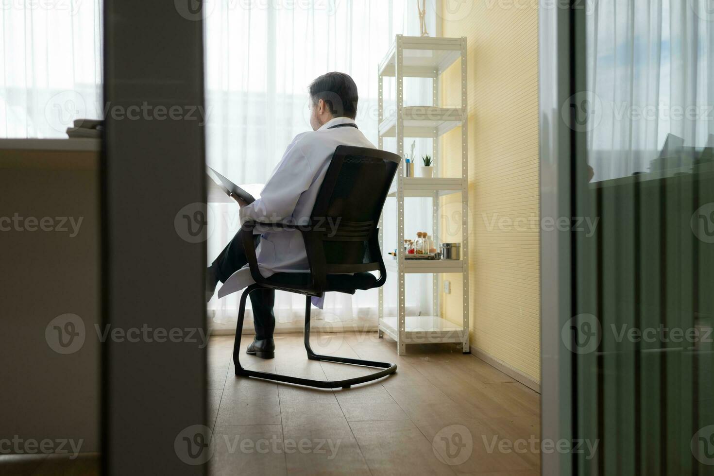 médico trabajando con ordenador portátil computadora en oficina. médico y cuidado de la salud concepto. foto