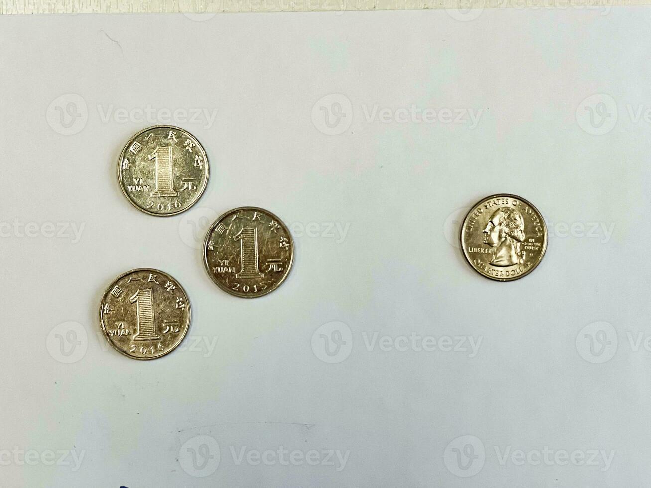 nosotros trimestre dólar moneda vs Tres uno yuan monedas foto