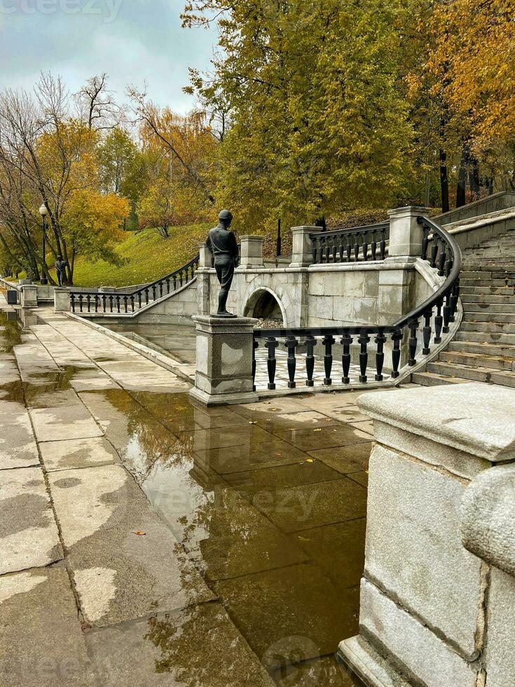 fuente cascada y escalera en neskuchny jardín en Moscú foto