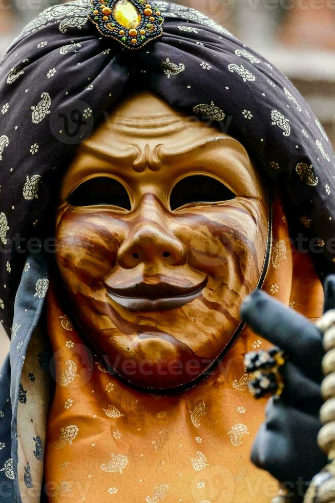 un carnaval máscara con un negro y oro cabeza cubierta foto