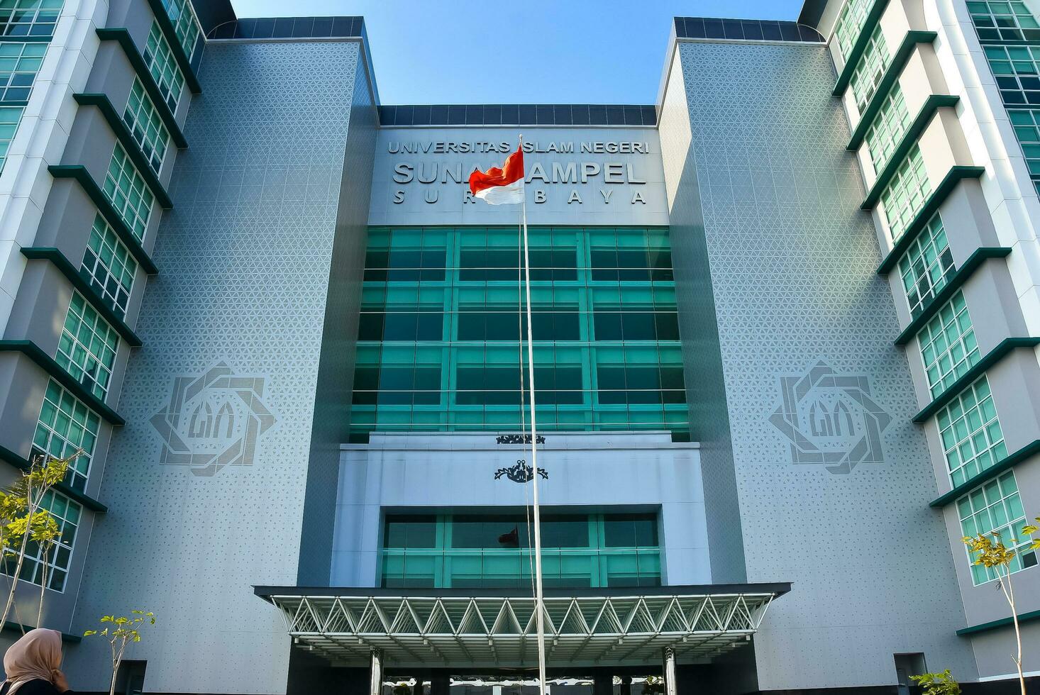 Surabaya, Indonesia - 15-08-2023. indonesio rojo y blanco bandera volador en frente de uno de el principal edificios de sunan amplificar estado islámico Universidad uino, conferencia. foto